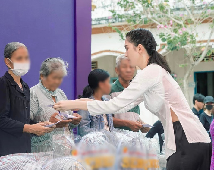 Ngọc Trinh mặc trang phục bà ba khi trao quà cho bà con ở Trà Vinh.