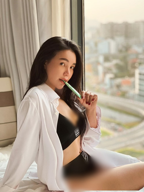 Vóc dáng của Trà Ngọc Hằng đầy nóng bỏng. Số đo vòng ba của nữ người mẫu là 117 cm. Chân dài cho biết, đây là lợi thế hình thể đẹp tự nhiên, không bơm vá.