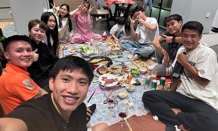 Hòa Minzy có mặt trong buổi tiệc tất niên cùng các cầu thủ như Quang Hải, Văn Toàn, Văn Hậu... Ảnh: FBNV.