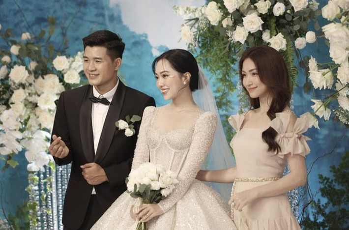 Hòa Minzy cũng có mối quan hệ thân thiết vợ chồng cầu thủ Đức Chinh - Mai Hà Trang. Ảnh: Saostar.
