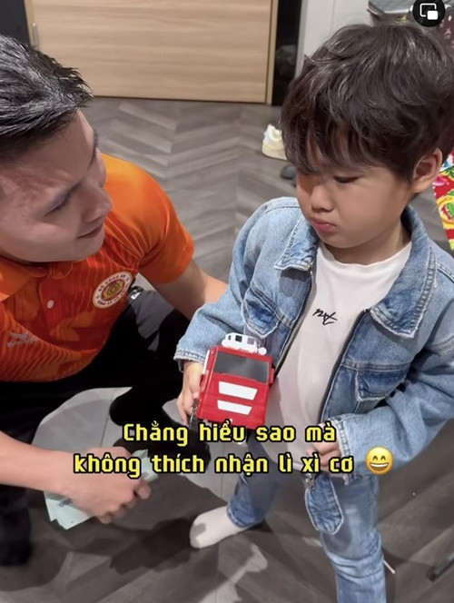 Dịp Tết Nguyên đán 2024, Văn Toàn, Văn Hậu, Quang Hải đã mừng tuổi cho bé Bo - con trai Hòa Minzy. Ảnh: Saostar.