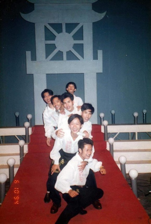 Theo Vietnamnet, khi còn học Nhạc viện Hà Nội, Bằng Kiều tham gia hai ban nhạc Chìa khóa vàng và Hoa sữa trước khi chính thức trở thành thủ lĩnh của nhóm Quả dưa hấu. Ảnh: Người Đưa Tin.