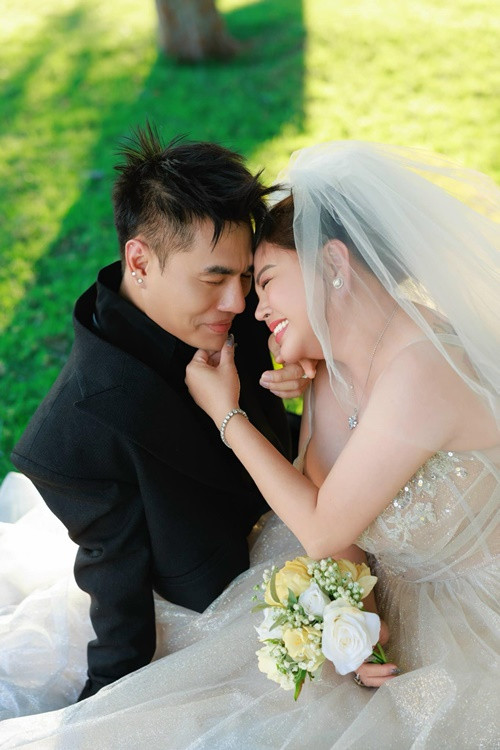 Cả hai hóa thân một đôi bạn cùng nhau đi xuất khẩu lao động.