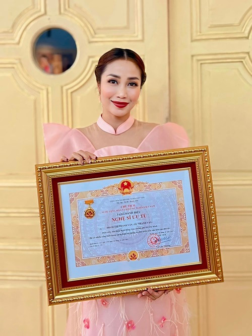 Vào đầu tháng 3, cô bay về nước để nhận danh hiệu nghệ sĩ ưu tú.
