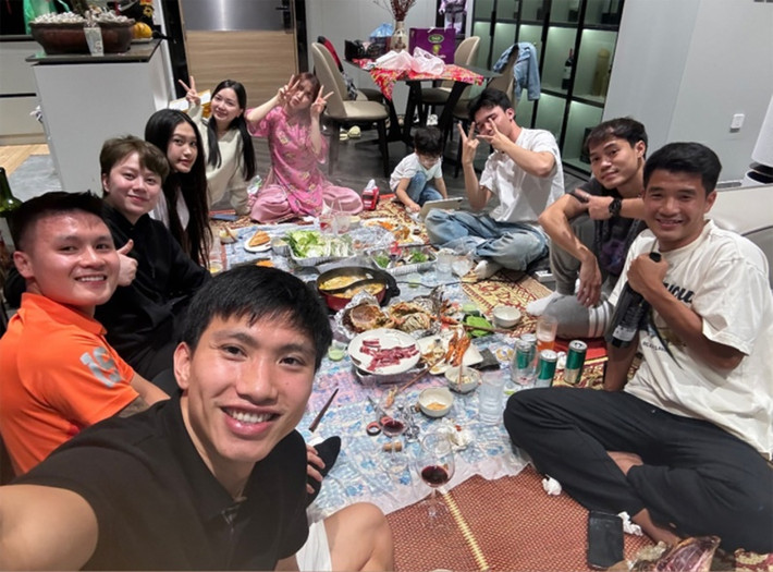 Hòa Minzy có mặt trong buổi tiệc tất niên cùng các cầu thủ như Quang Hải, Văn Toàn, Văn Hậu... Về nghi vấn hẹn hò, Hòa Minzy và Văn Toàn đều một mực phủ nhận. Ảnh: FBNV.