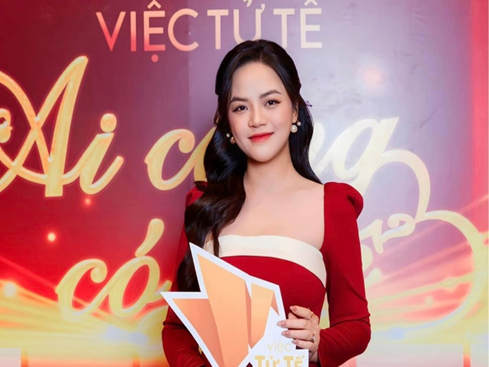 Nữ diễn viên khẳng định mối quan hệ với bố của em bé trong bụng vẫn tốt đẹp. “Tôi nói ra lựa chọn của mình không phải để chờ ai đó phán xét. Cũng như việc tôi hạnh phúc không phải chờ ai cho mới được! Nhà tôi vẫn đang êm ấm, chúng bạn yên tâm”, Thu Quỳnh viết.