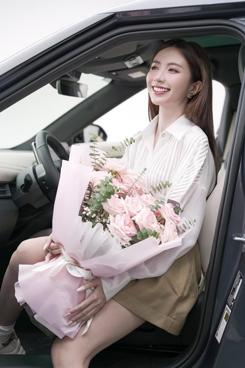 Diễn viên Ngọc Huyền cho biết, chiếc ô tô mới là món quà của chồng và bố mẹ cô.