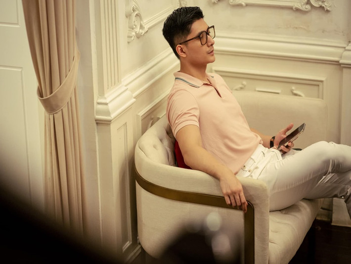 Theo lời Lệ Quyên, Lâm Bảo Châu bận rộn với công việc người mẫu. Tuy nhiên, từ khi yêu cô, anh hy sinh sự nghiệp riêng để hỗ trợ Lệ Quyên.
