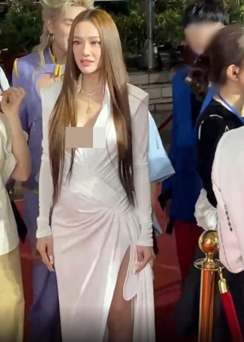  Nhã Phương gây chú ý khi tham gia một sự kiện tối ngày 13/7. Xuất hiện ở chương trình, bà xã Trường Giang diện đầm xẻ sâu ở vòng một và xẻ đùi cao. Ảnh: Thương Hiệu Và Pháp Luật.