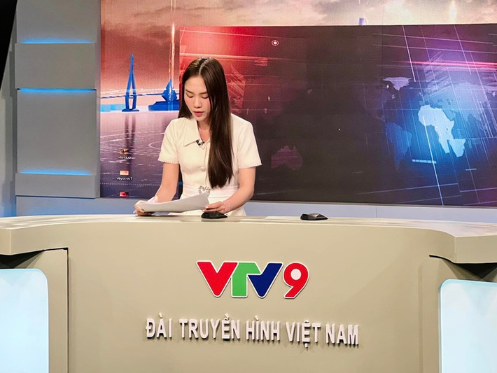 Hoa hậu Mai Phương thực tập làm việc tại Đài Truyền hình Việt Nam với vị trí biên tập viên và dẫn chương hình. Ảnh: FBNV.