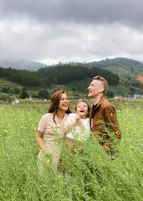 Năm 2015, Phương Vy lên xe hoa với ông xã người Mỹ làm trong lĩnh vực sản xuất phim ảnh. Quán quân Vietnam Idol 2007 cho hay sau khi kết hôn, tình cảm của cô và ông xã thậm chí sâu đậm hơn nhiều so với lúc mới yêu. Ảnh: FBNV.
