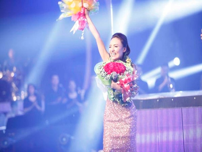 Ca sĩ Nhật Thủy là quán quân Vietnam Idol 2014. Sau cuộc thi, cô miệt mài đi hát. Ảnh: Zing.