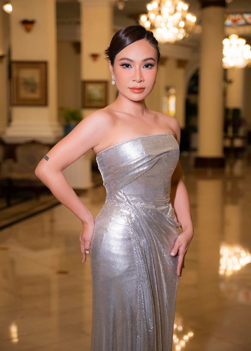 Uyên Linh ngày càng quyến rũ. Hiện tại, cô kín tiếng về chuyện tình cảm. Ảnh: FBNV.