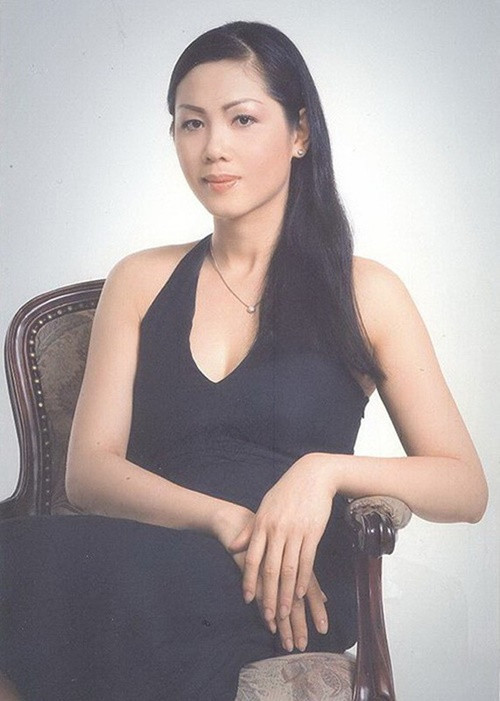 Năm 17 tuổi, Vi Thị Đông tranh thủ lúc chờ thi tuyển tiếp viên hàng không đã đăng ký cuộc thi Hoa hậu Việt Nam 1992. Sau khi giành danh hiệu á hậu 1, cô làm tiếp viên hàng không. Ảnh: Zing.