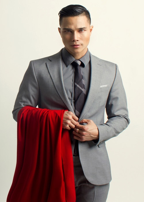 Siêu mẫu Tiến Đoàn rời showbiz để sang Mỹ học làm phi công. Khi Tiến Đoàn đang học, chủ đầu tư ôm sạch số tiền học phí chạy trốn. Sau đó, nam người mẫu làm nhiều công việc ở Mỹ và tiếp tục việc học. Ảnh: Vietnamnet.