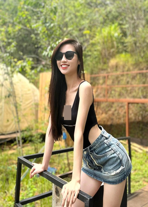 Theo Vietnamnet, trước khi làm MC, người mẫu, Tú Trinh học ngành Thanh nhạc tại Nhạc viện TP HCM.