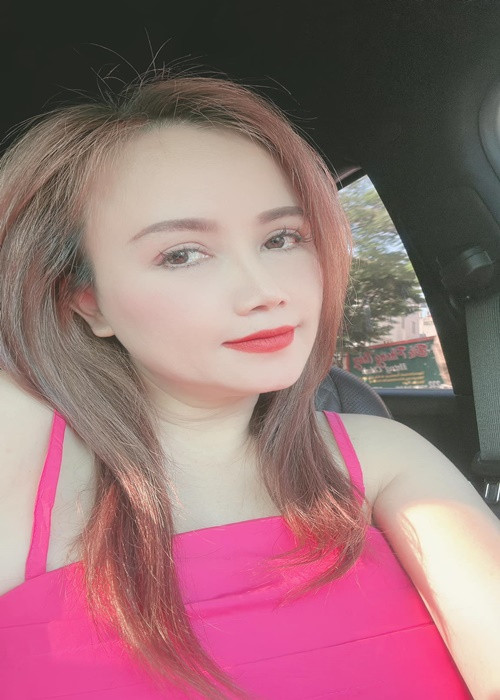 Cô bức xúc đáp trả chồng cũ: "Từ lúc bắt đầu làm vợ Cao Thắng cho đến lúc chia tay, tôi không có bất kì mối quan hệ ngoài luồng nào. Tôi mà ngoại tình thì trời chu đất diệt tôi. Tôi ra đường thì xe đâm tôi chết… Anh dựng chuyện bôi xấu tôi để anh được gì? Nếu tôi có xấu như thế thật thì là một người đàn ông anh có nên nói ra như vậy không, nỡ là anh dựng chuyện cho tôi. Tôi tiếc lắm, tôi chưa yêu một ai để người đó bảo vệ tôi. Tôi sẽ yêu cho anh xem. Cho đúng ý anh luôn, để đỡ phải vu khống”. Ảnh: FBNV.