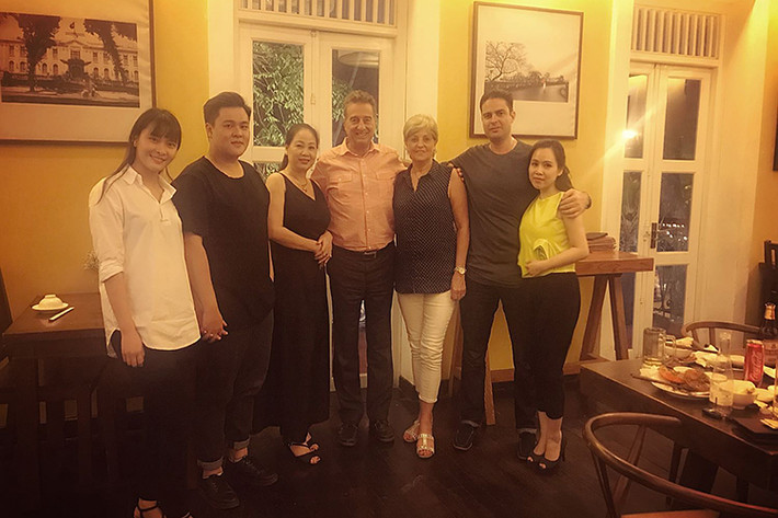 Gia đình của Trương Phương và Nick Mansor đã có khoảnh thời gian vui vẻ khi lần đầu tiên gặp gỡ. Ảnh: FBNV