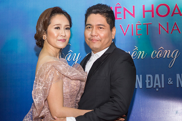 Diễn viên Thanh Thúy tươi rói khi được ông xã Đức Thịnh tháp tùng tham gia lễ bế mạc liên hoan phim.