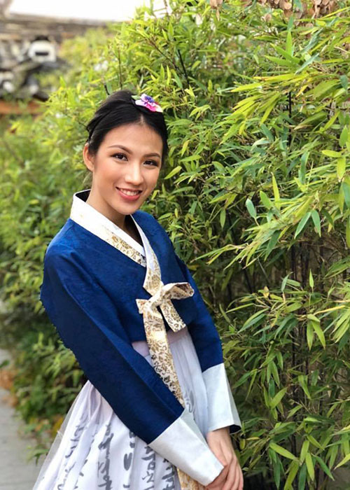Nụ cười tỏa nắng và đôi mắt thể hiện sự thông minh là hai trong số những điểm thu hút của Tuyết Trang. Ảnh: FBNV