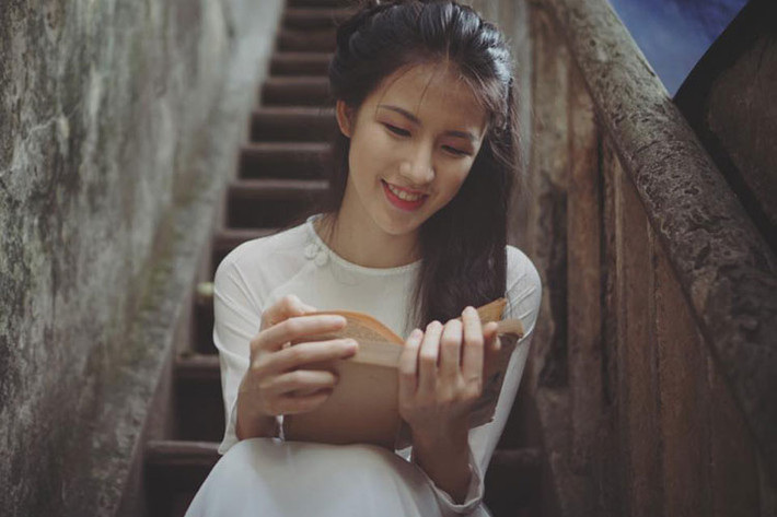 Tuy nhiên, ở các thử thách cuối liên quan ngoại ngữ, quay quảng cáo và quyến rũ, Tuyết Trang nổi bật lên như một hiện tượng về “vẻ đẹp tri thức”. Ảnh: FBNV
