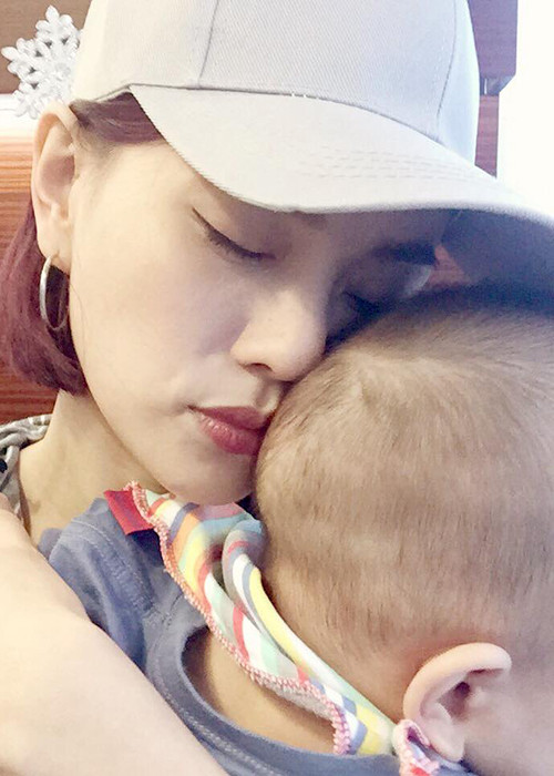 Hạnh phúc của vợ chồng Thu Thủy thêm viên mãn khi vào tháng 5/2015, nữ ca sĩ hạ sinh cậu con trai đầu lòng kháu khỉnh. Ảnh: FBNV