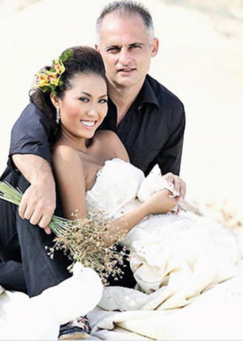 Giống như Dương Yến Ngọc, Phi Thanh Vân cũng đã qua 2 lần đò. Năm 2008, Phi Thanh Vân kết hôn với doanh nhân người Pháp tên là Thierry Blanc. Sau đám cưới, cô được chồng hết mực chiều chuộng. Ảnh: Gia đình xã hội