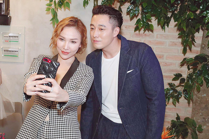 So Ji Sub khiến Quỳnh Thư phát cuồng khi biểu cảm đáng yêu trong lúc chụp ảnh.