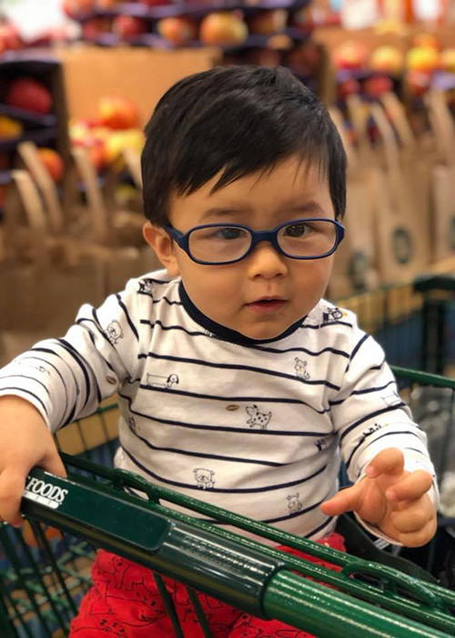 Con trai Đan Trường - Thủy Tiên theo mẹ đi chợ mua đồ để chuẩn bị cho lễ tạ ơn.