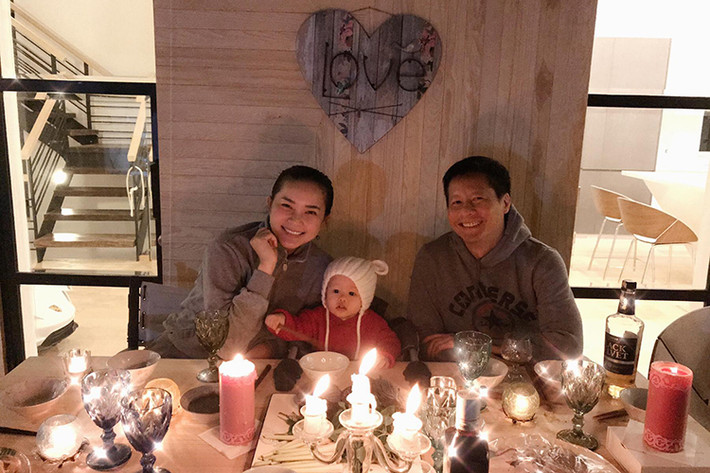 Vợ chồng Phan Như Thảo tận hưởng bữa tối lãng mạn trong căn nhà ở Đà Lạt.