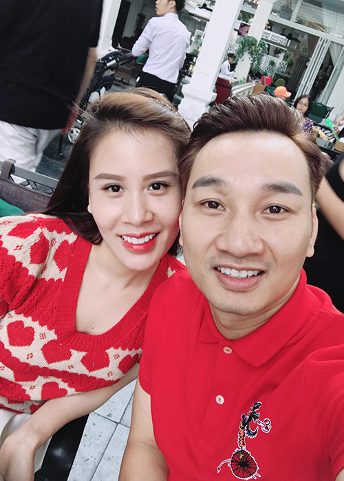 Vợ chồng sao Việt Thành Trung - Ngọc Hương mặc đồ đôi và nhuộm tóc cùng một màu.