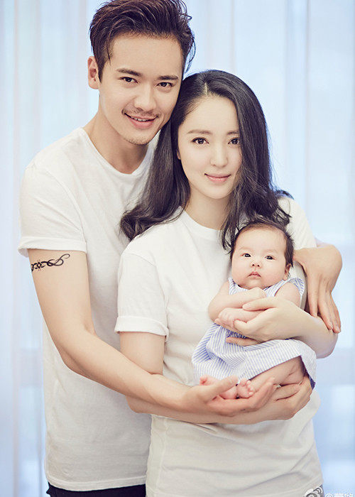 Tháng 6/2016, tổ ấm nhỏ của Cao Vân Tường chào đón thêm một thành viên mới khi Đổng Tuyền hạ sinh con gái đầu lòng. Ảnh: Sina