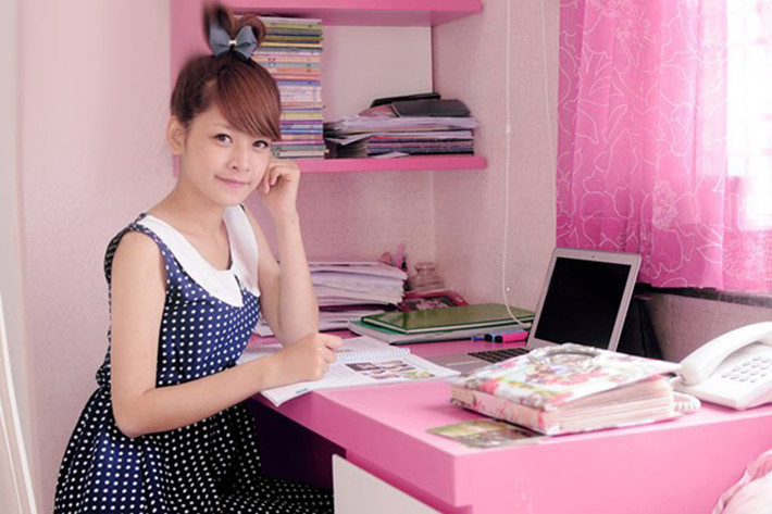 Chi Pu nhanh chóng trở thành hot girl Hà thành được đông đảo giới trẻ yêu mến nhờ ngoại hình xinh đẹp và khả năng đánh đàn piano. Ảnh: Khám phá