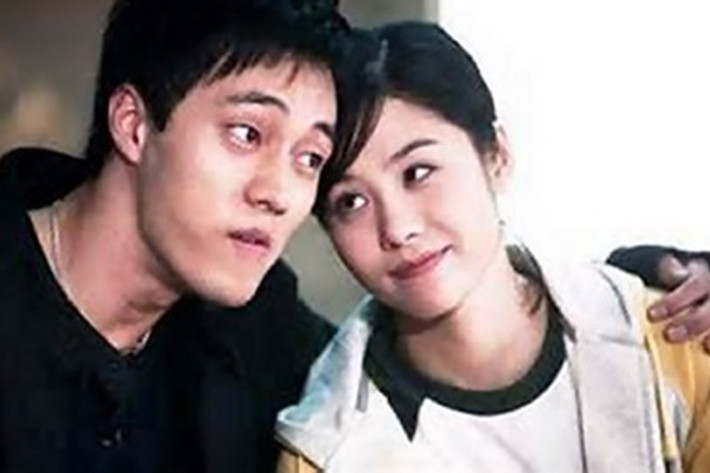 So Ji Sub và Kim Hyun Joo từng hẹn hò khi mới vào nghề, không tên tuổi. Dù bị gia đình hai bên phải đối, hai người vẫn quyết nắm tay nhau. Ảnh: Kdramalove