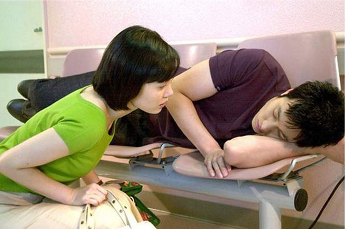 Năm 2002, So Ji Sub vụt sáng nhờ vai nam chính trong “Giày thủy tinh”. Trong phim, anh diễn rất ngọt vai Park Chul Woong nóng nảy, bộc trực nhưng tốt bụng và si tình. Ảnh: Kdramalove