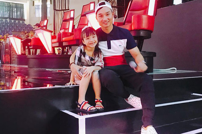 Con gái MC Thành Trung thích thú đến trường quay để xem bố tổng duyệt chương trình Giọng hát Việt nhí 2017.