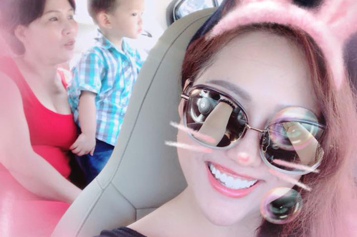 Phi Thanh Vân viết trên trang cá nhân: “Tạm biệt Sài Gòn... mẹ con nhà thỏ trắng về vùng trời bình yên đây”.