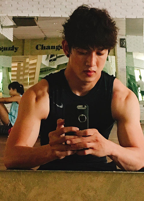 Nam ca sĩ sinh năm 1991 có vóc dáng khá chuẩn nhờ chăm chỉ tập gym. Ảnh: FBNV