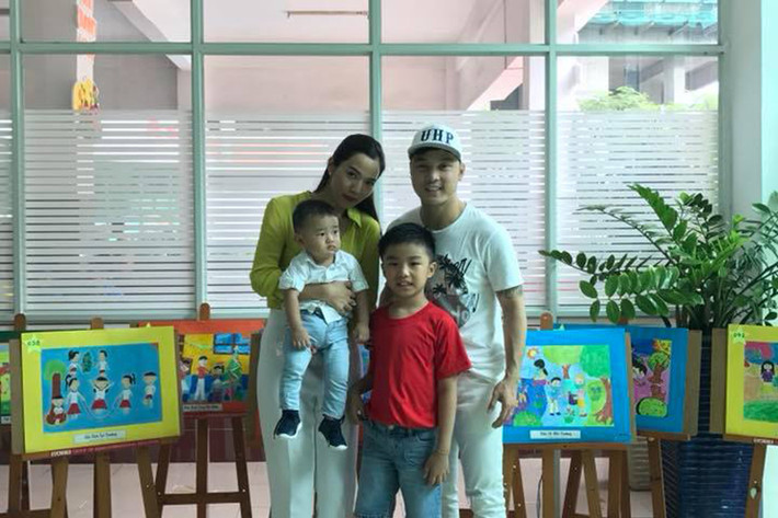 Ưng Hoàng Phúc gửi lời chúc mừng sinh nhật cậu con trai riêng của vợ. "Ba mẹ không ở nhà để mừng ngày vui này với con, nhớ các con nhiều lắm, về sẽ có quà cho cục cưng nhé", nam ca sĩ viết.