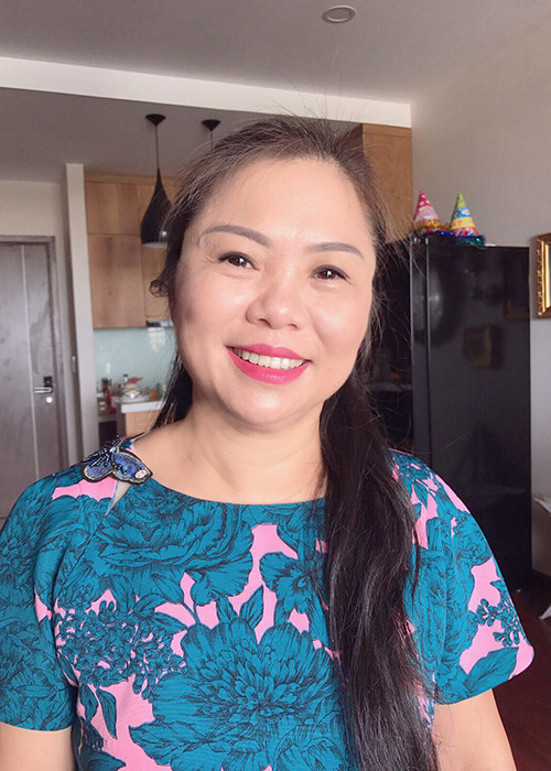 Hương Tràm tự tay trang điểm cho mẹ.