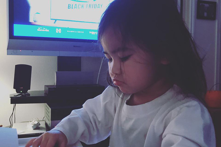 Kim Hiền đăng tải khoảnh khắc con gái làm biểu cảm đáng yêu.
