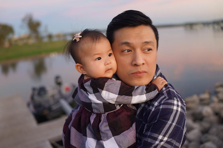 Vợ chồng Lam Trường cùng con gái gửi lời chúc ngày lễ tạ ơn đến người hâm mộ.