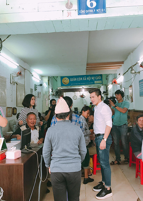 Quốc Thiên ủng hộ quán cơm dành cho người có thu nhập chưa cao và còn nhiều khó khăn trong cuộc sống.