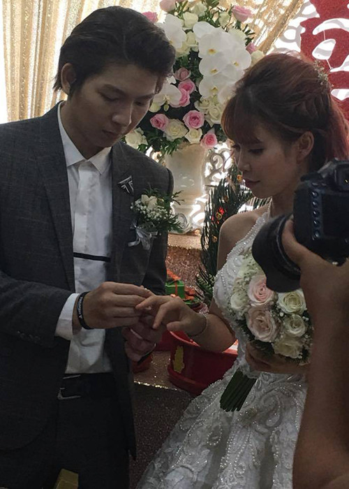 Nữ ca sĩ và chồng đã thực hiện các nghi lễ truyền thống trước sự chứng kiến của người thân.
