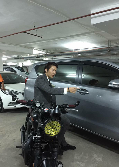 Kelvin Khánh vốn thường xuyên sử dụng mô tô để đi lại. Anh cũng chở Khởi My bằng mô tô mỗi khi đi chơi.