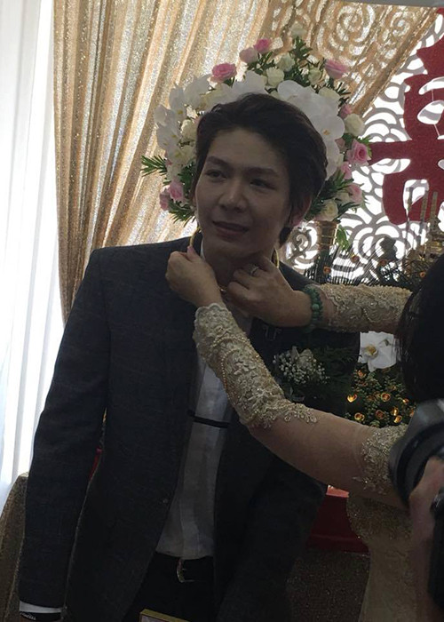 Mẹ của Khởi My trao vòng vàng tặng con rể. Trước hôn lễ, Kelvin Khánh vốn rất được lòng mẹ vợ.