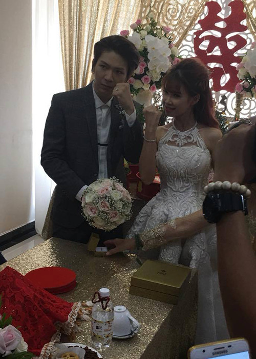 Trong ngày trọng đại, Khởi My và Kelvin Khánh luôn nhí nhảnh bên nhau như thường thấy.