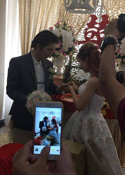 Đôi uyên ương bắt đầu yêu nhau vào cuối năm 2013 nhưng giữ kín chuyện hẹn hò cho đến khi tổ chức lễ đính hôn vào tháng 4/2017.