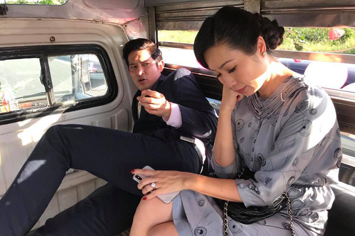 Huy Khánh chia sẻ khoảnh khắc khó đỡ của mình bên Trịnh Kim Chi trên phim trường.