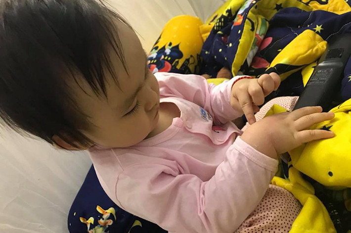 Hồng Quế xin lỗi con gái vì bất cẩn để bé bị bỏng nhẹ.